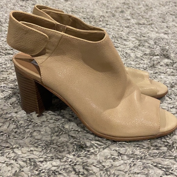 COPY - Steve Madden Snap Closure Peep Toe heel - Picture 2 of 5